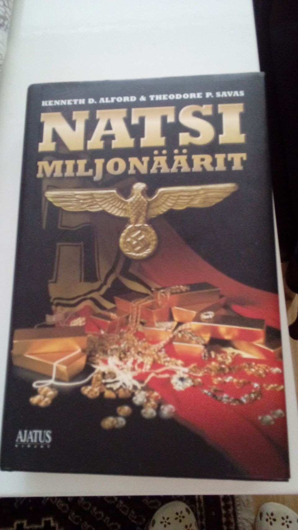 Kirja, Natsi miljonäärit.