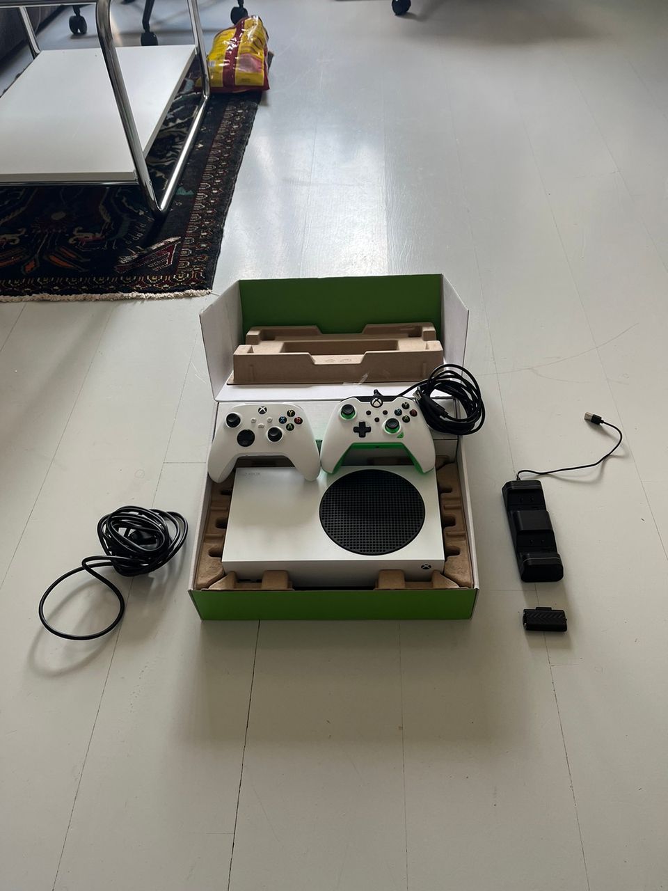 X-box series S, extra controller, 2 rechargeable batteries with charging station