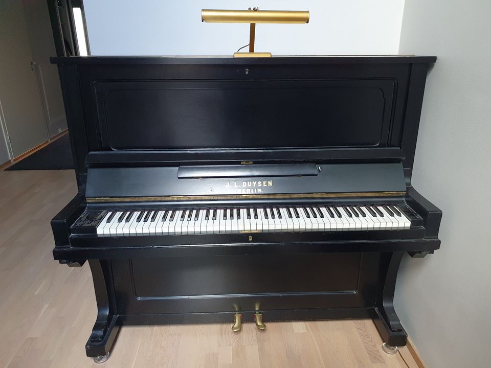 J.L. DUYSEN piano + pianojakkara + pianolamppu
