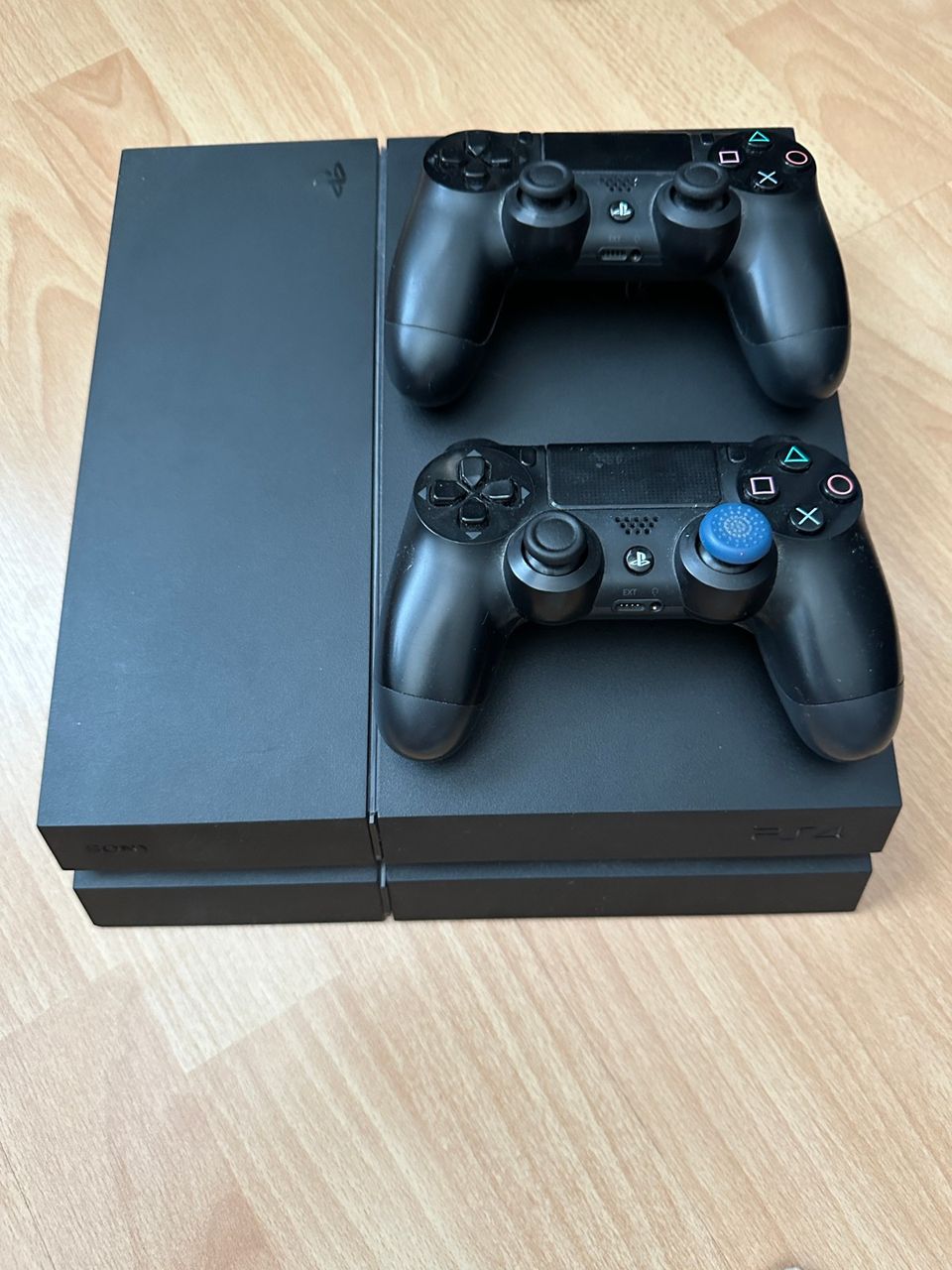 Playstation 4 + 2 Ohjainta