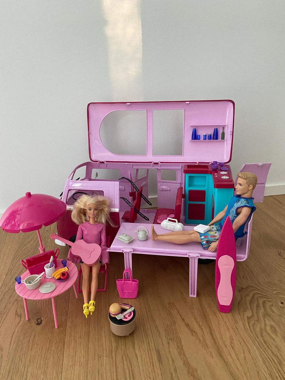 Barbie ja Ken ja matkailuauto