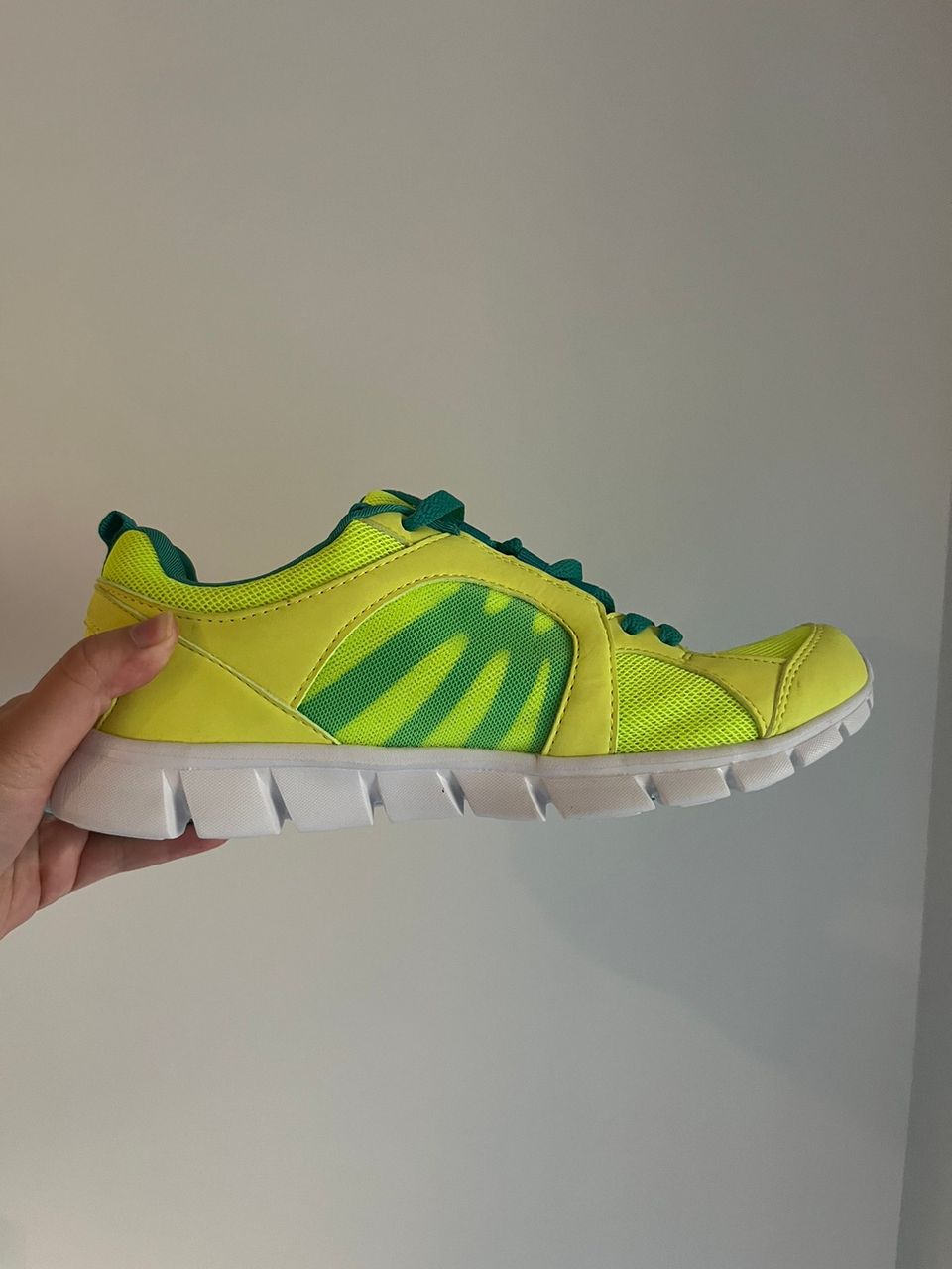 Käyttämättömät neonvihreät kengät