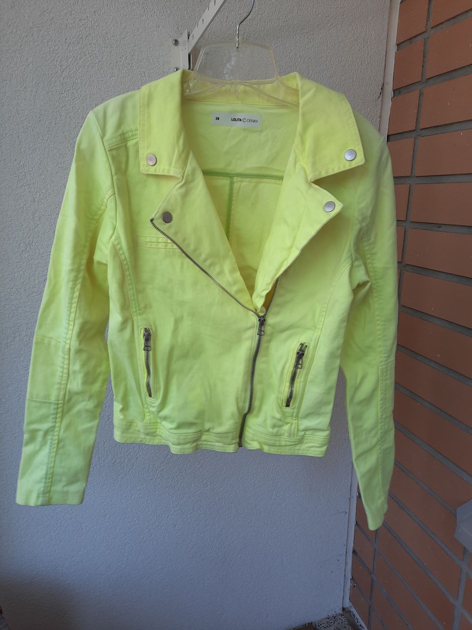 Kirkas keltainen biker tyylin takki. Koko38