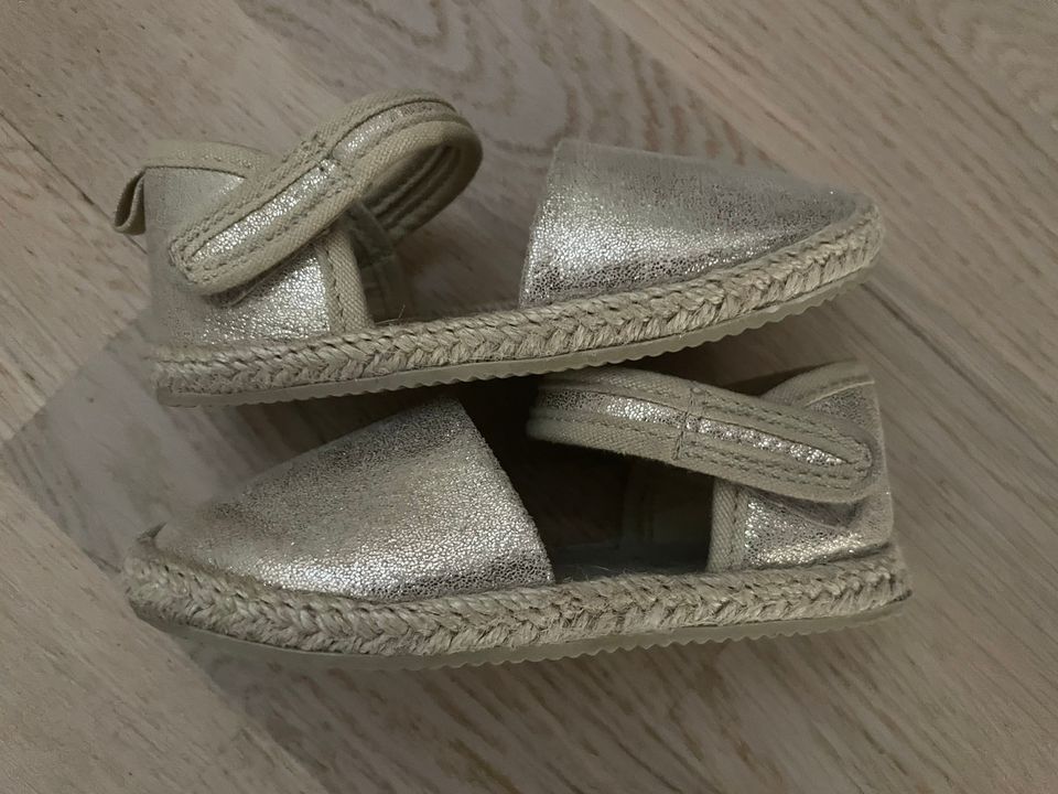 Kultaiset sandaalit 22