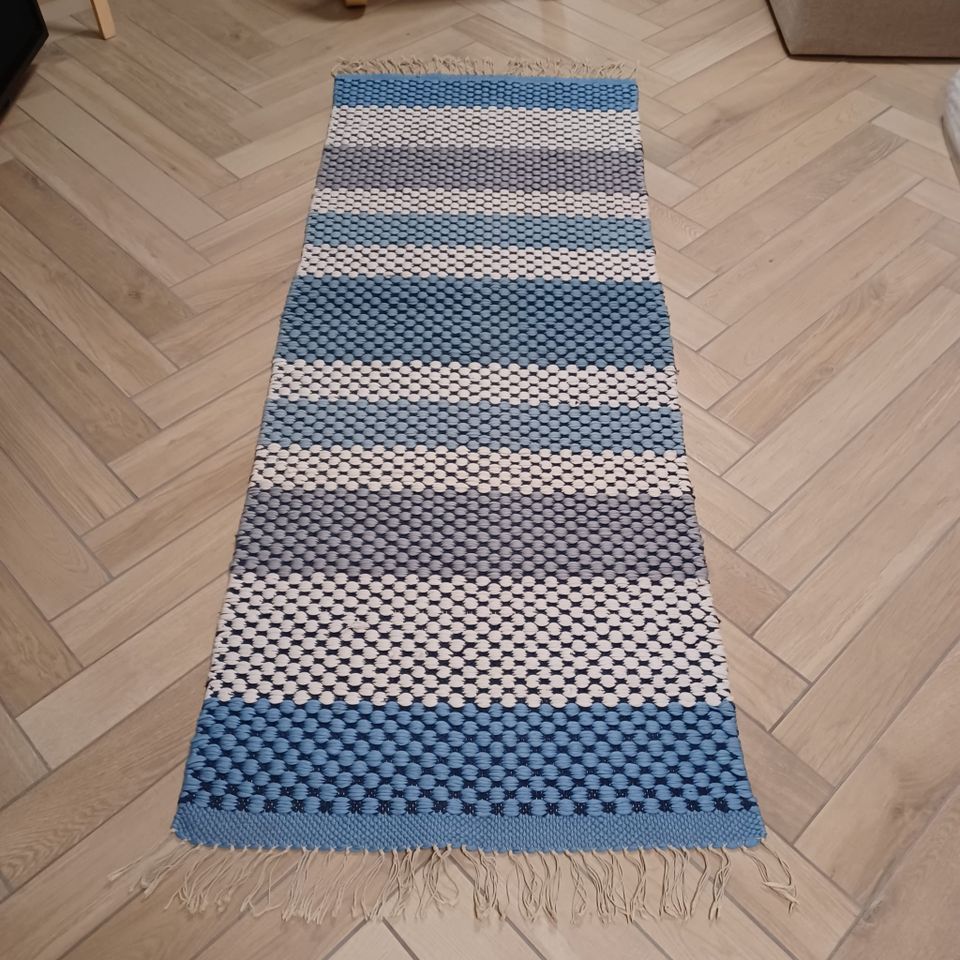 Sinivalkoinen matto (koko 185x70cm)