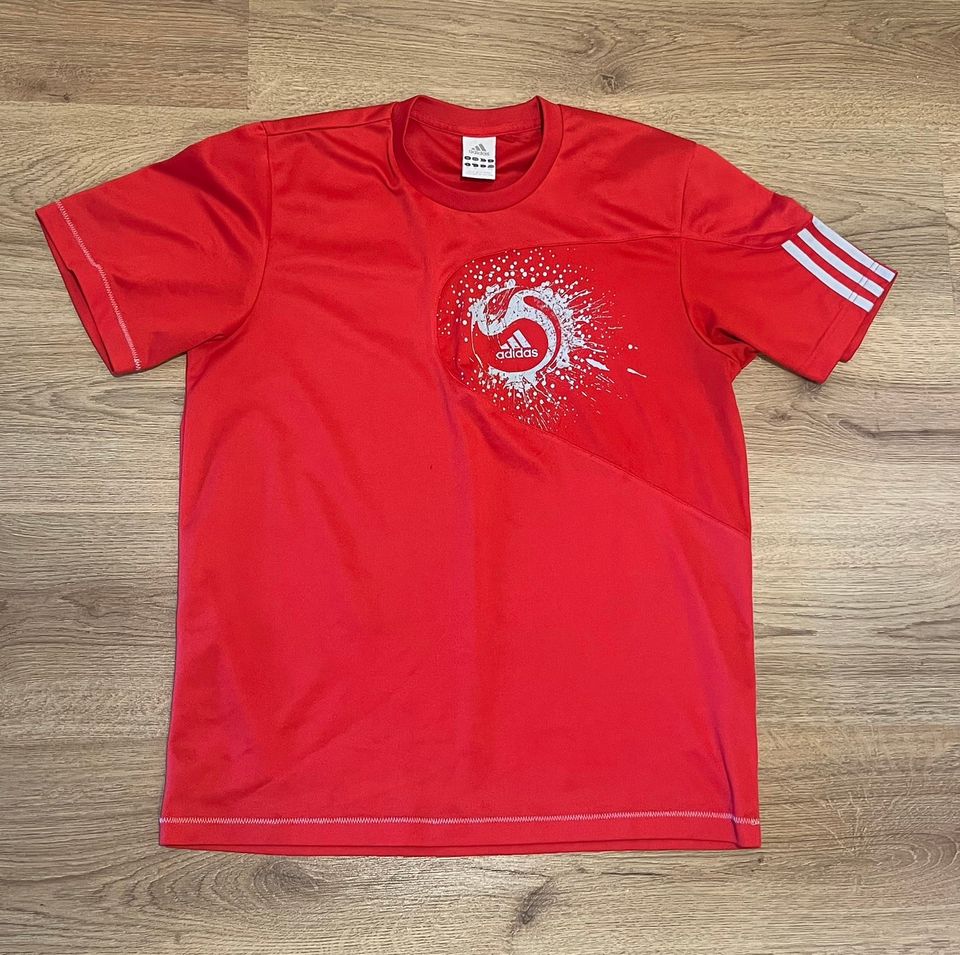 Punainen adidas t-paita