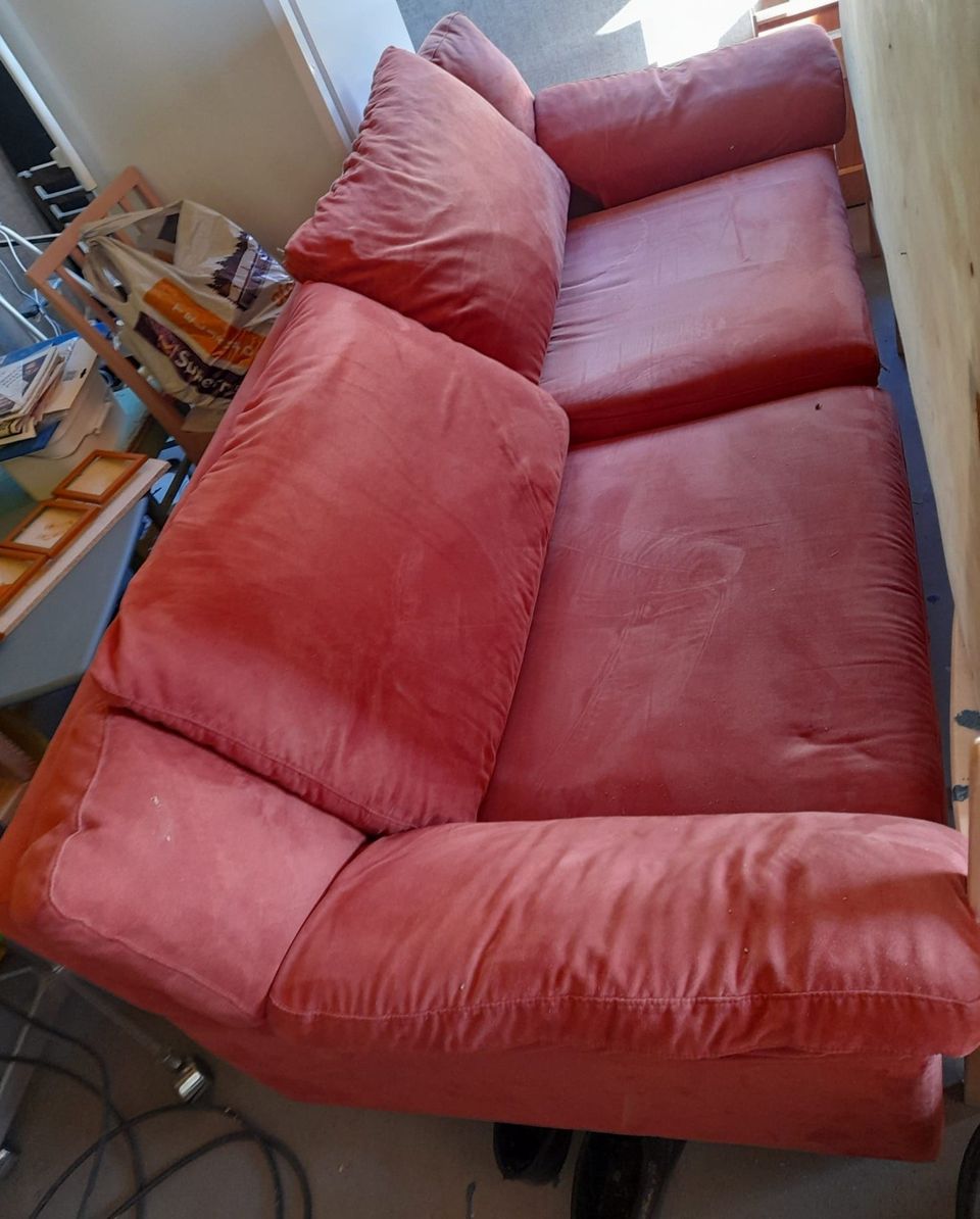 Oranssinpunainen sohva