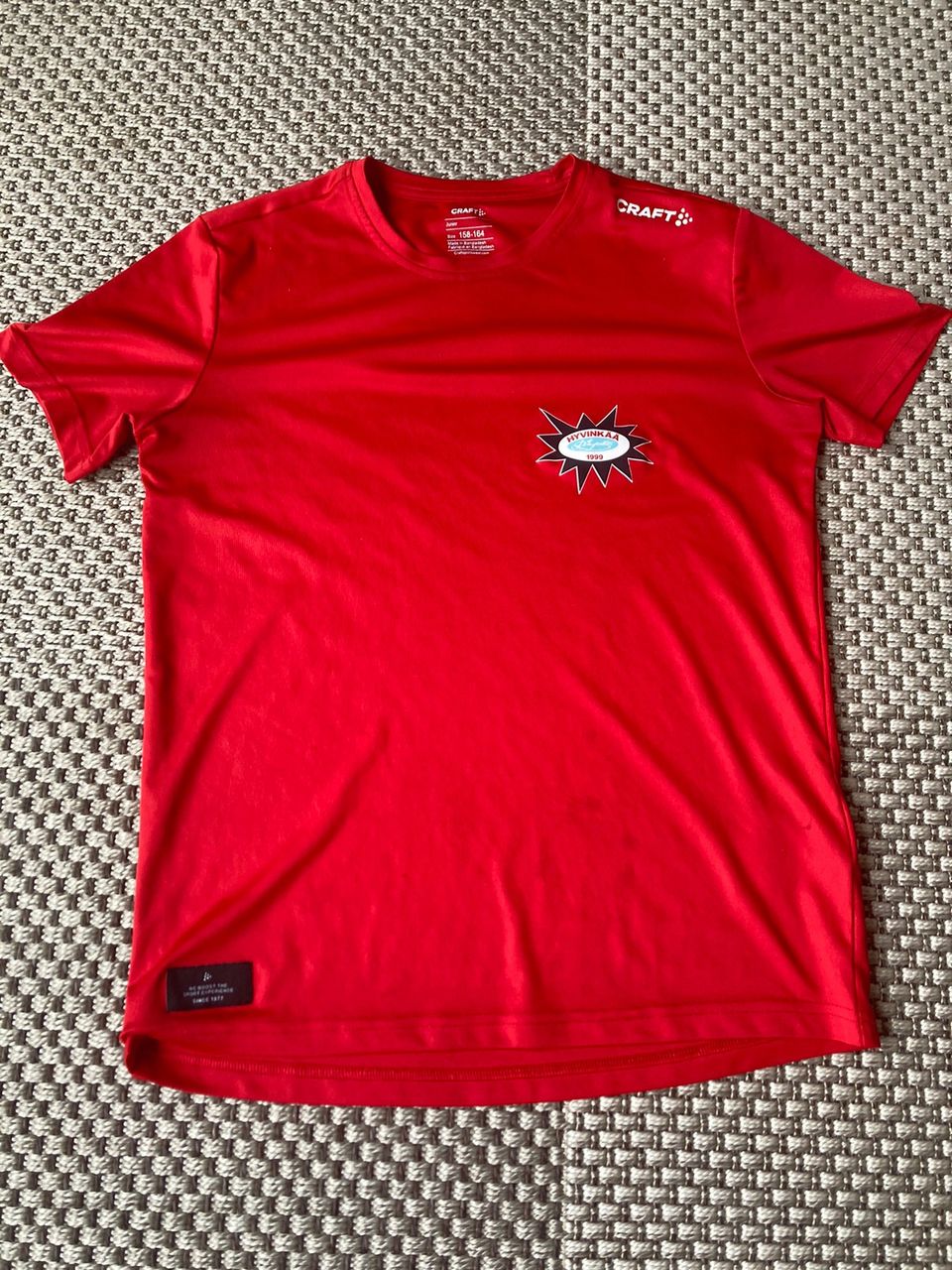 Craftin punainen t-paita Hyvinkää ringeten logolla