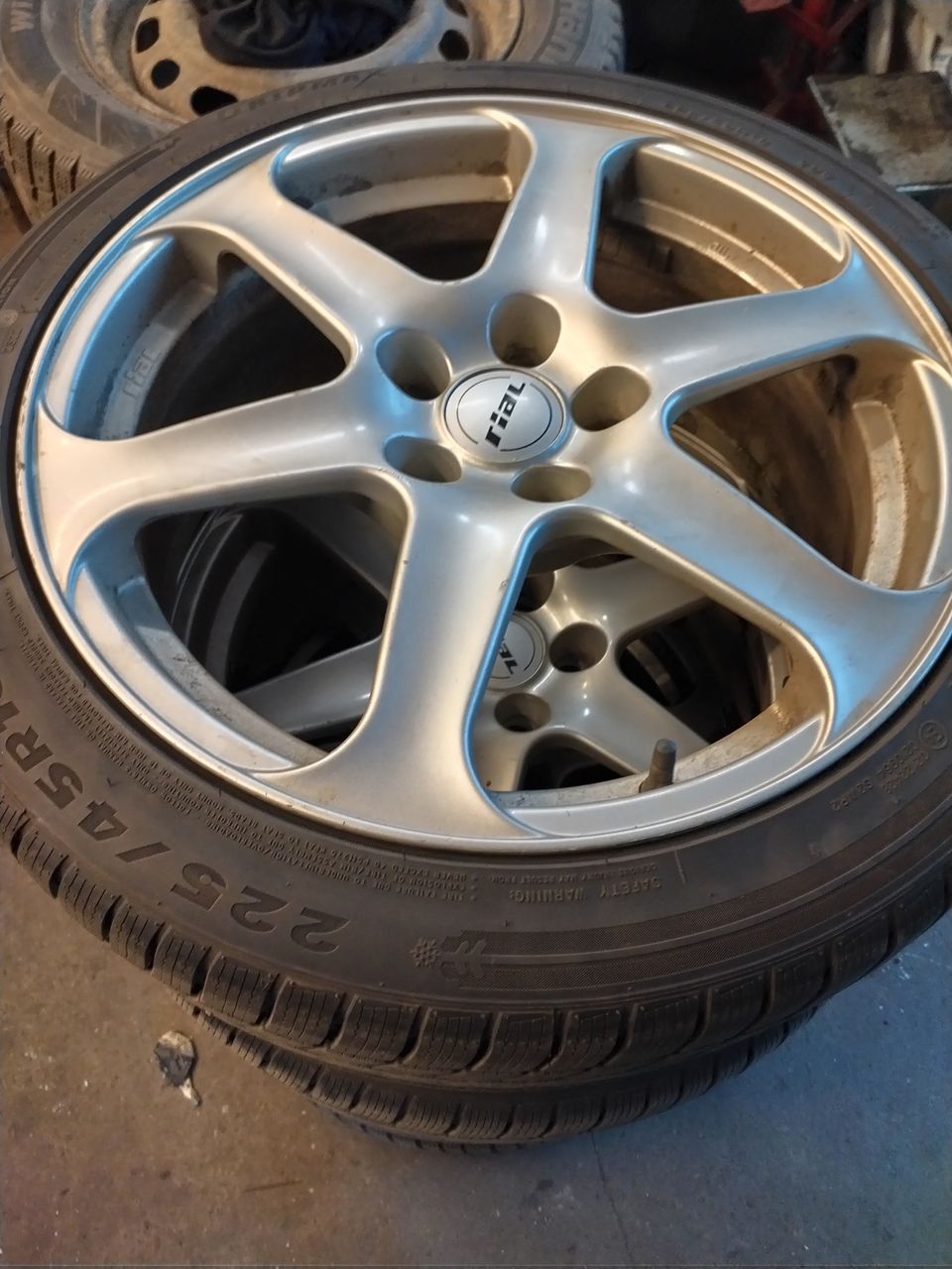 225/45r18 kitkat 5x114,3 vantein