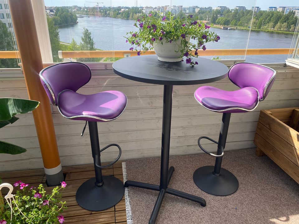 Baaripöytä ja violetit tuolit