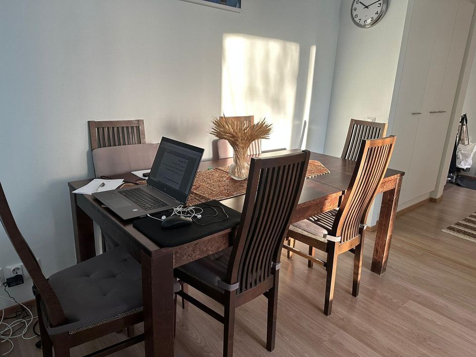 Keittiön ruskea pöytä ja tuolit - Kitchen brown table  and chairs