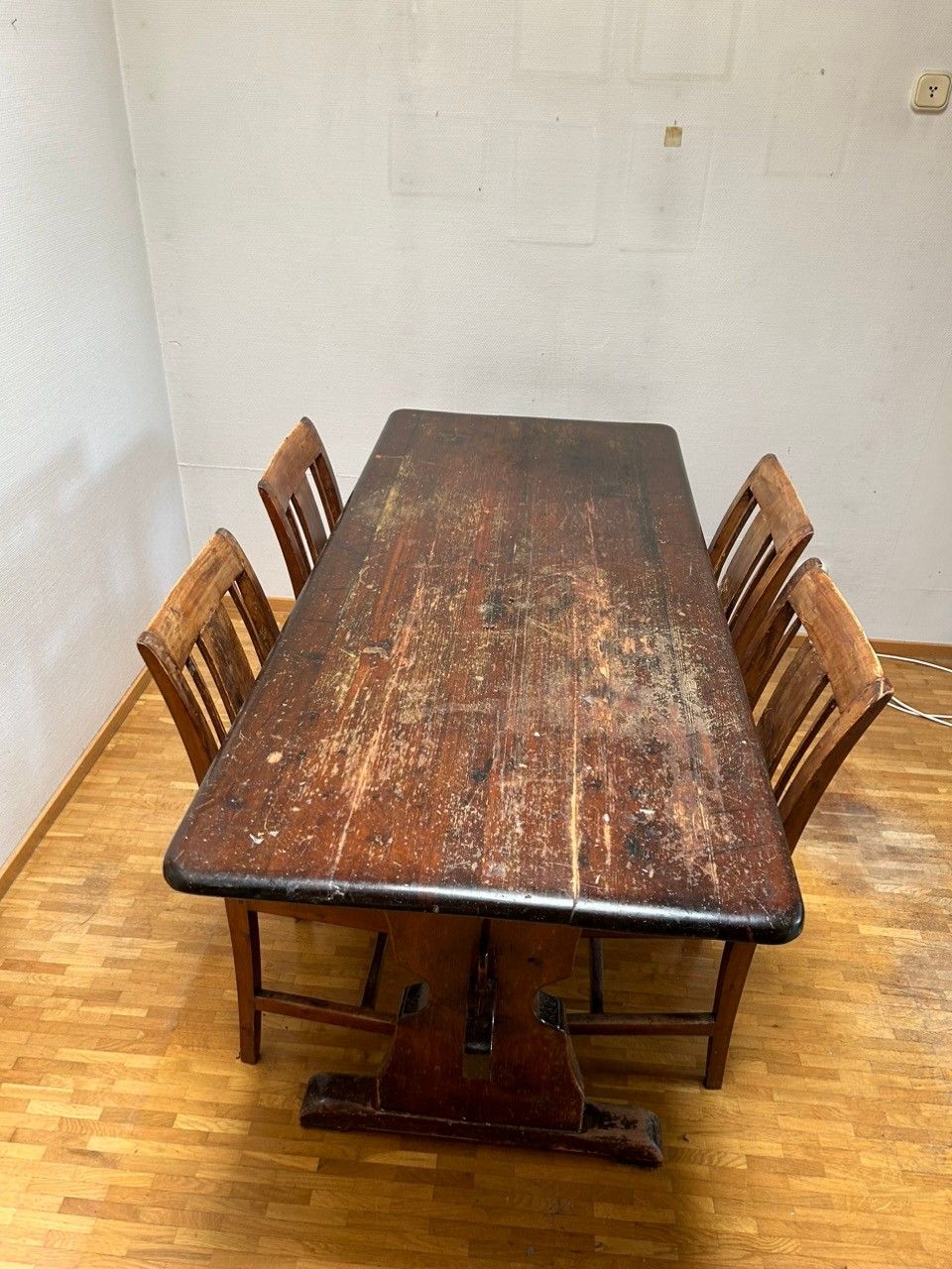 Antiikkinen ruokapöytä ja 4 tuolia