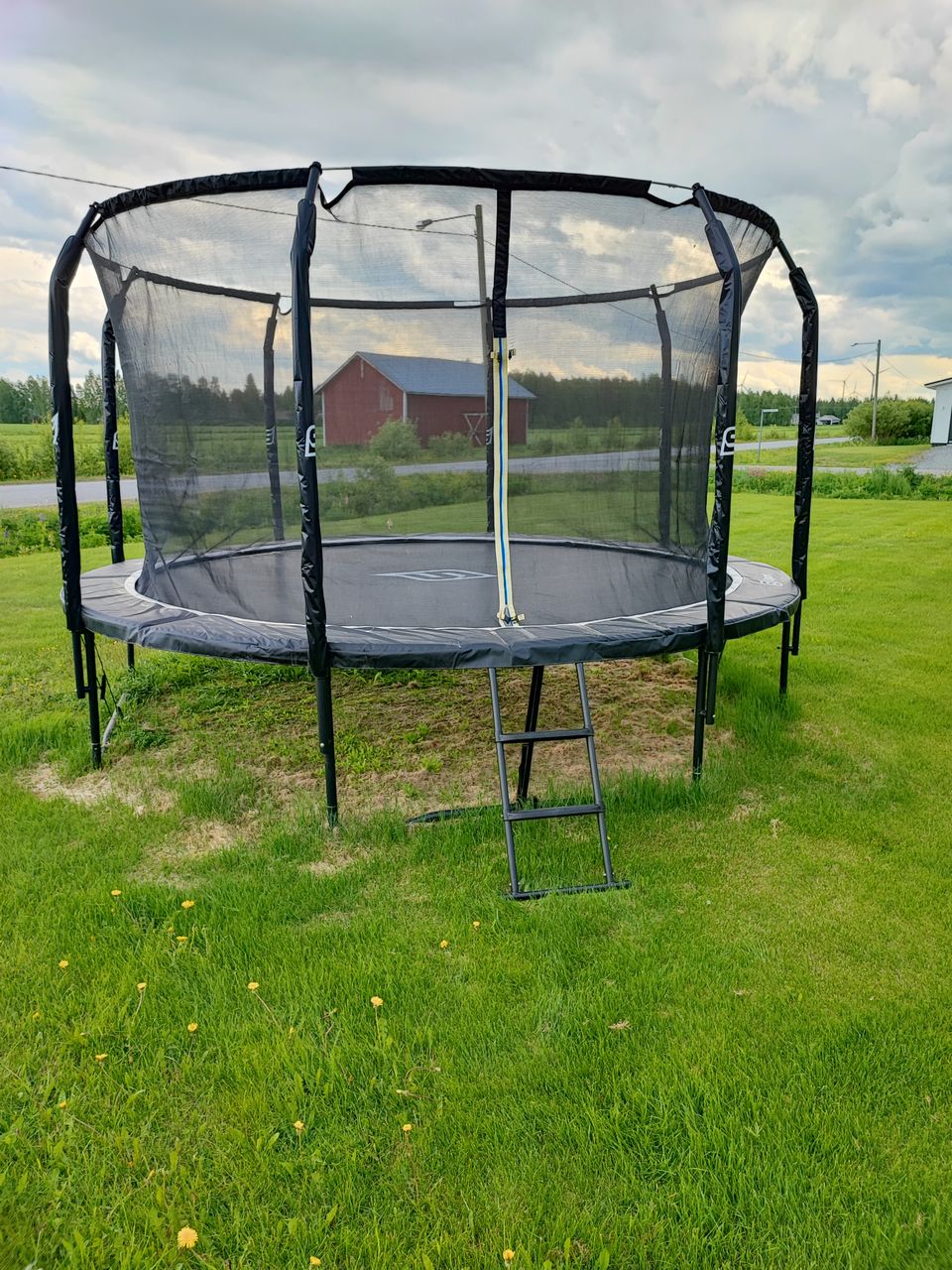 iSport Air Black 4,3 m 104 jousinen trampoliini turvaverkolla