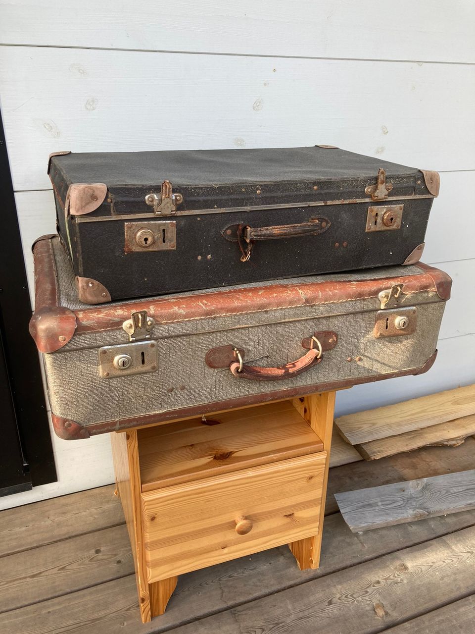 2 vanhaa matkalaukkua