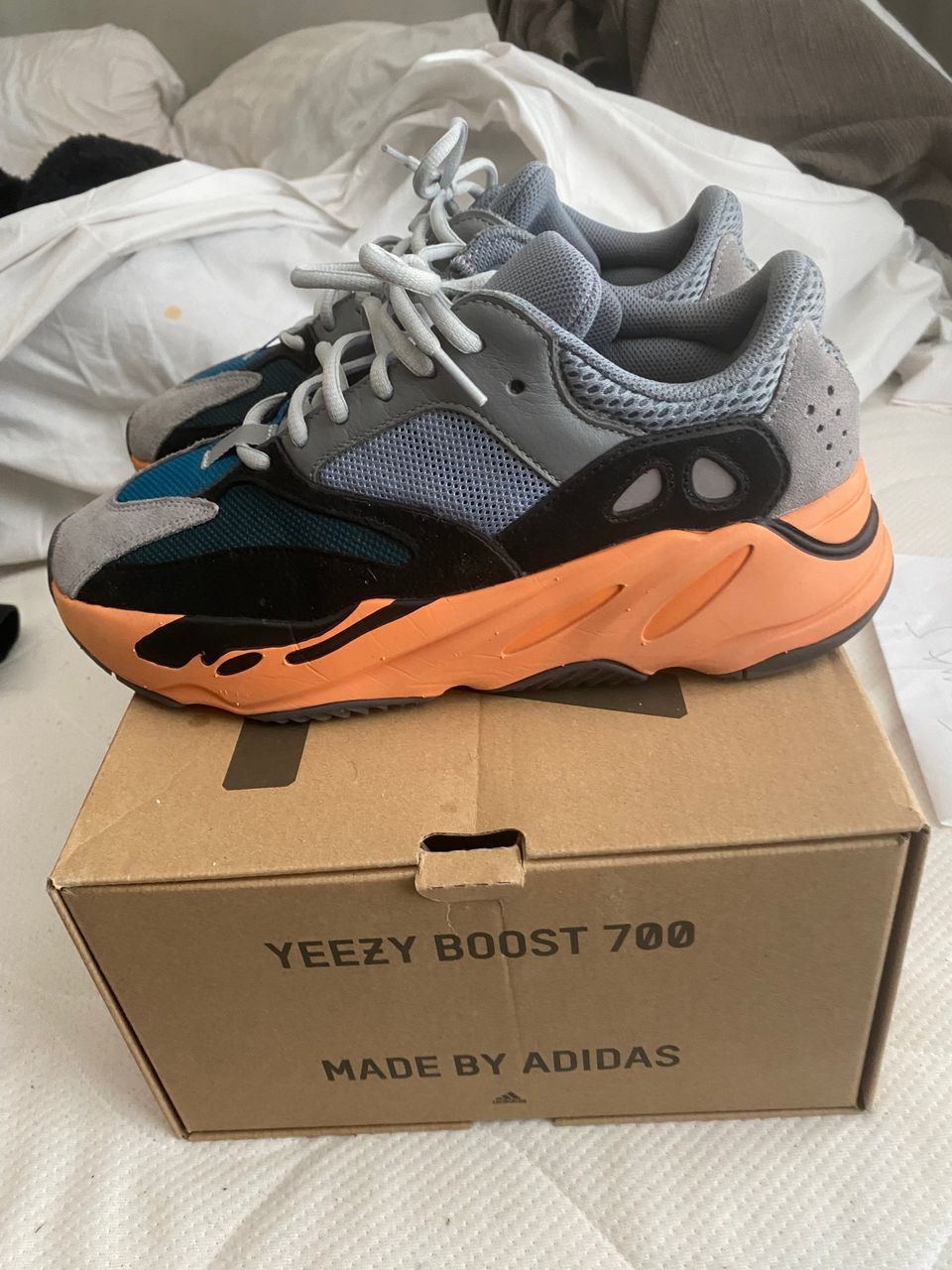 Adidas Yeezy boost 700