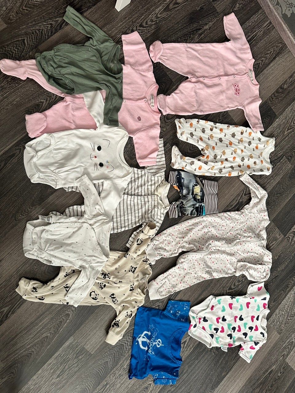 Vauvan vaatteita,