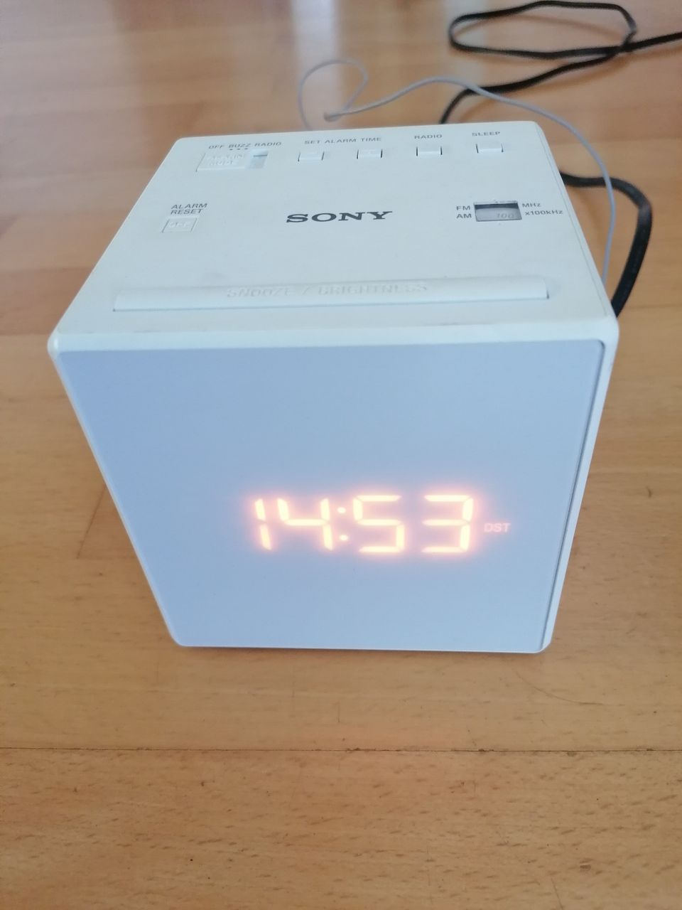 Sony kelloradio, valkoinen