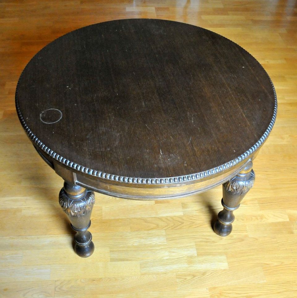 Vanha pyöreä tammipöytä