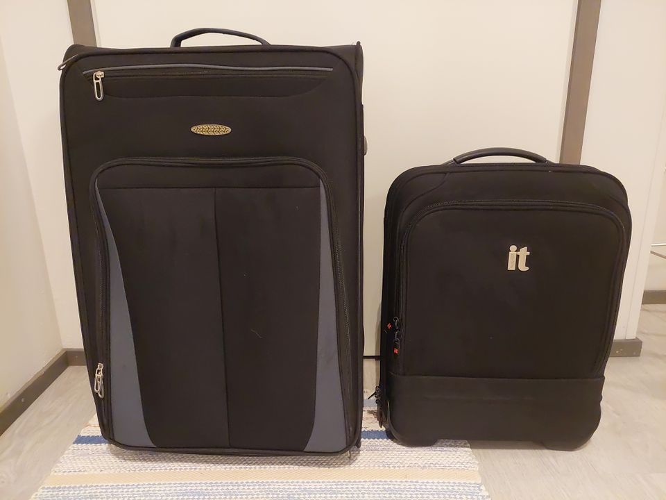 2 kpl siistejä matkalaukkuja