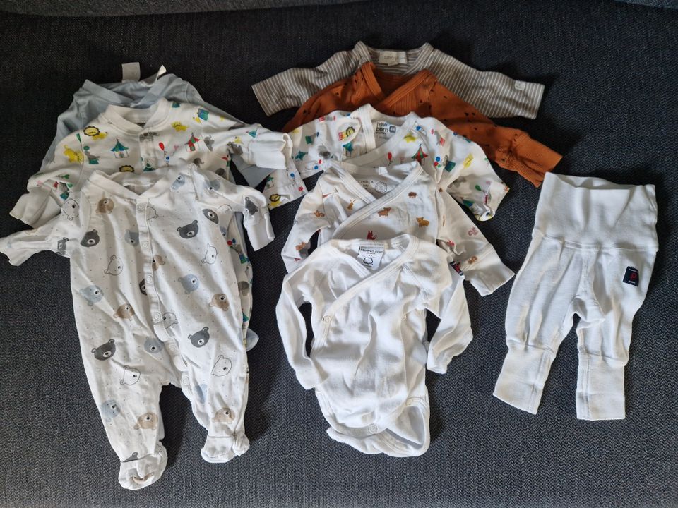 Vauvan vaatteita koko 44, useita yöasuja, bodyja ja housut