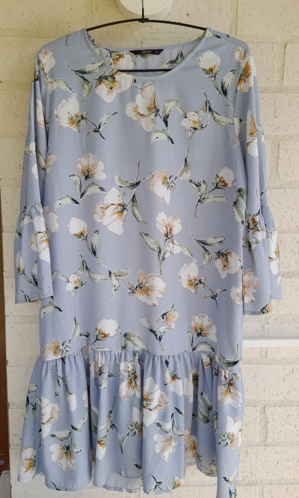 Kaunis kukkakuvioinen mekko koko 38