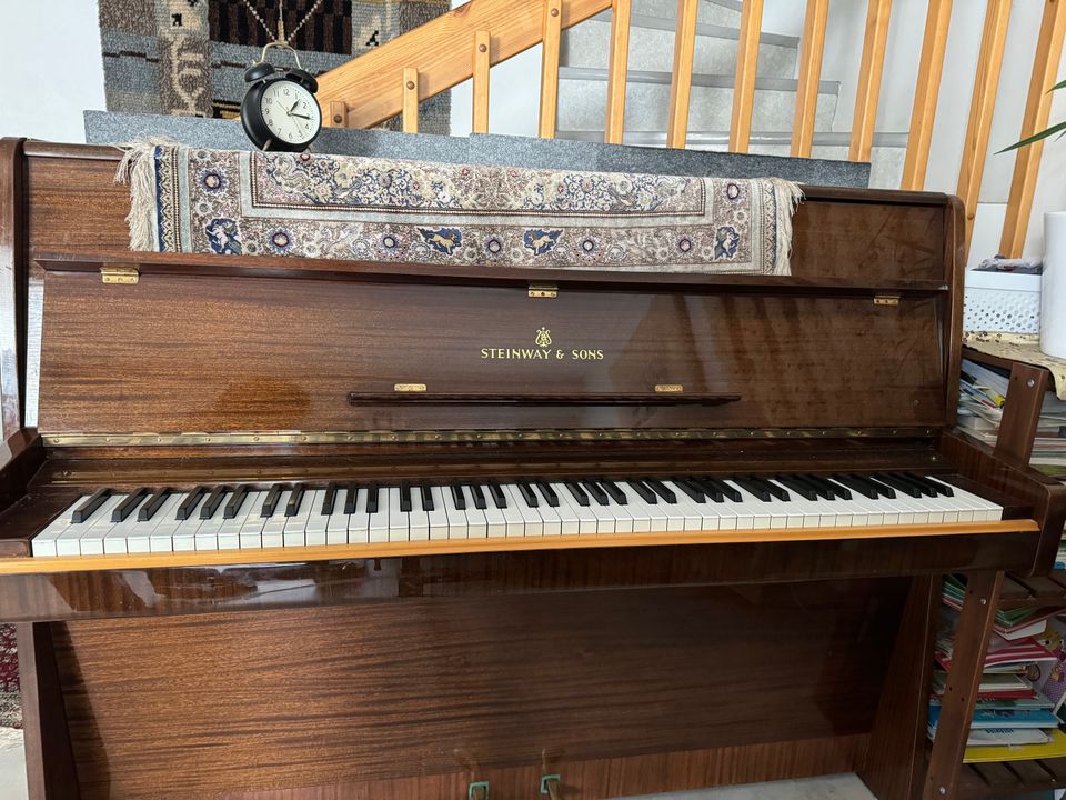 z-malli  pysty Steinway&sons piano