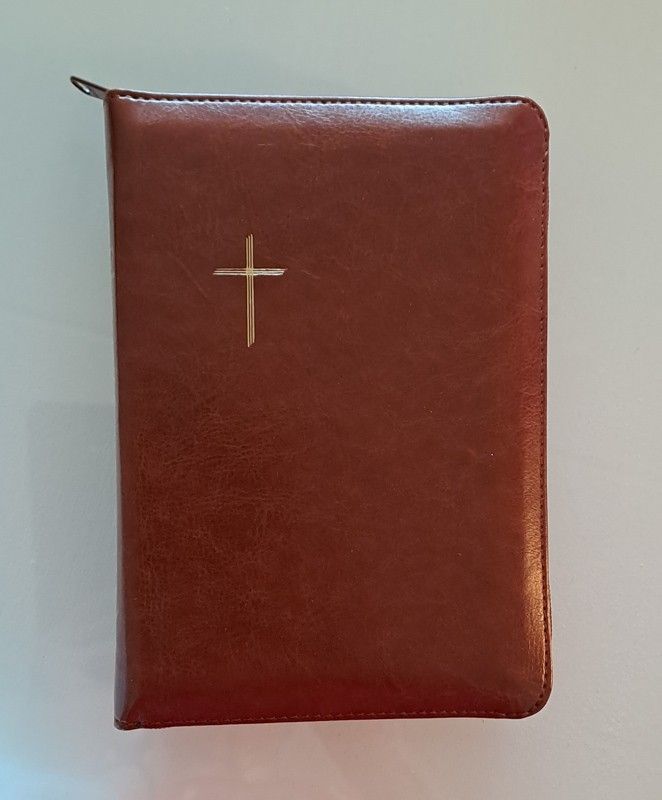 Uusi pieni nahkainen RK-Raamattu vetoketjulla ja reunahak