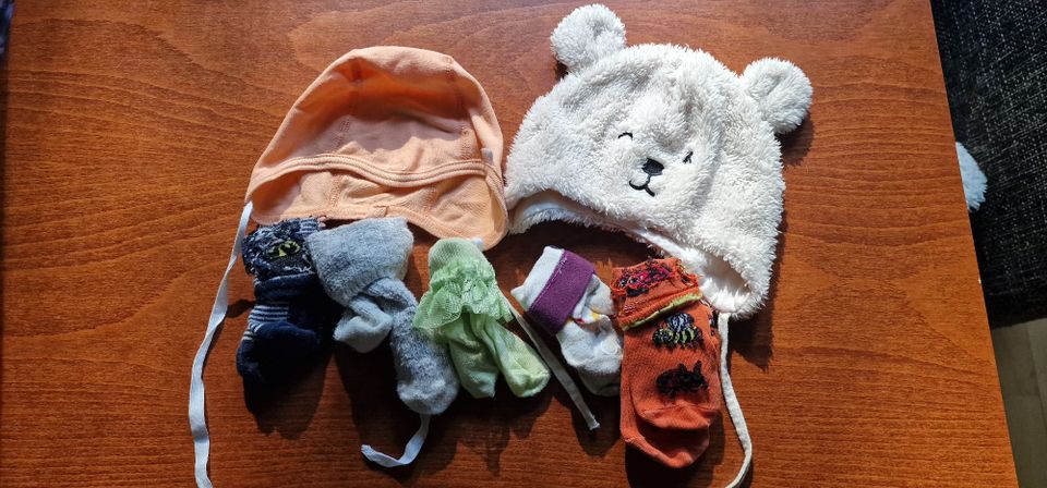 Vauvan hattuja ja sukkia