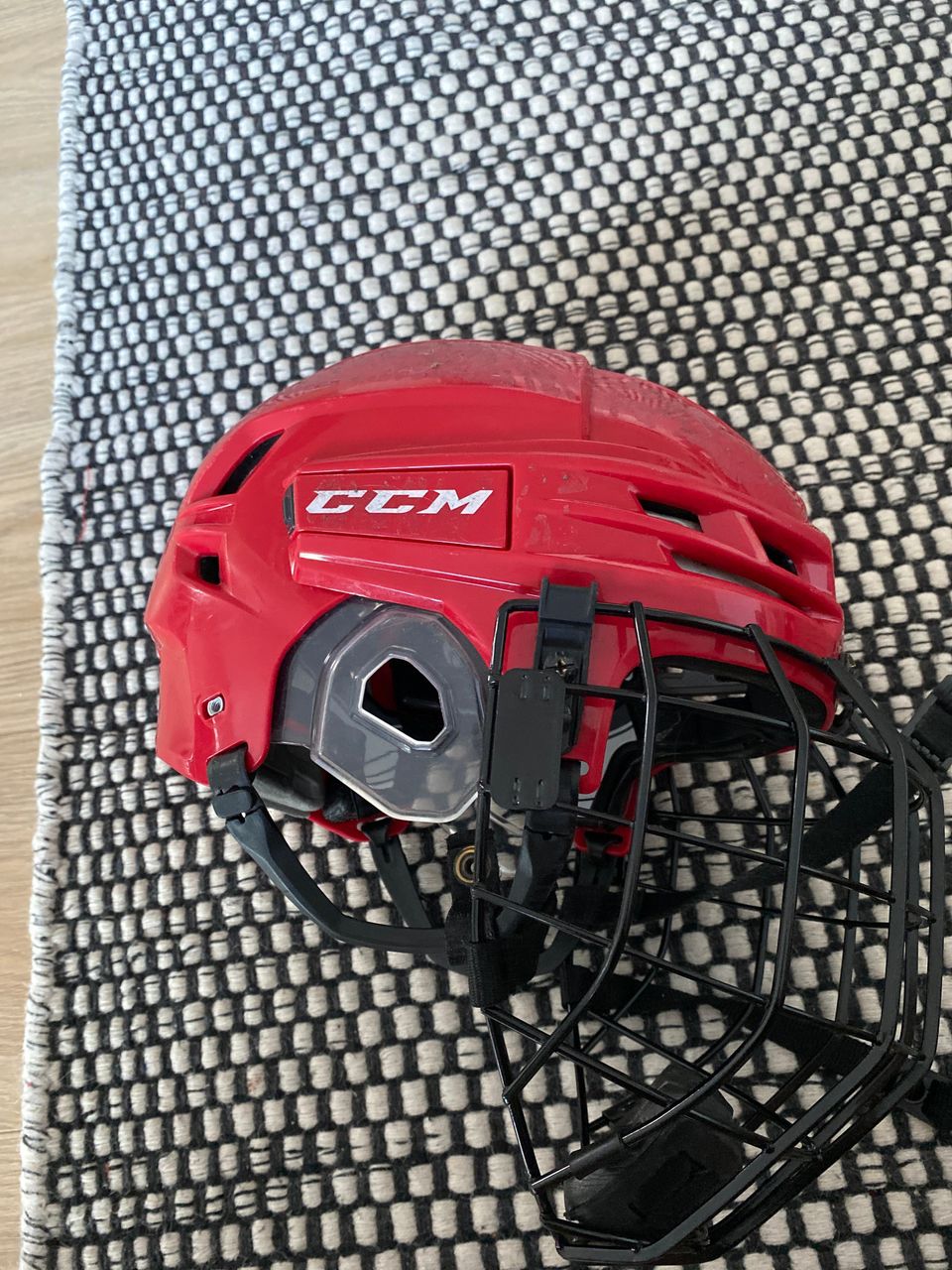 Punainen CCM Tacks 910 jääkiekkokypärä koko M