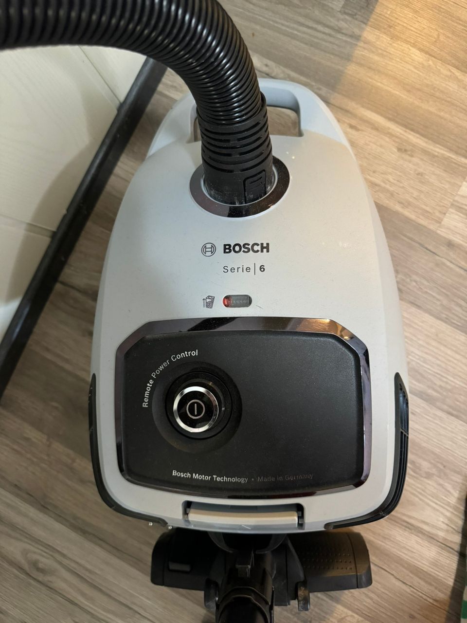 Bosch Series 6 BGB6X330 -pölynimuri