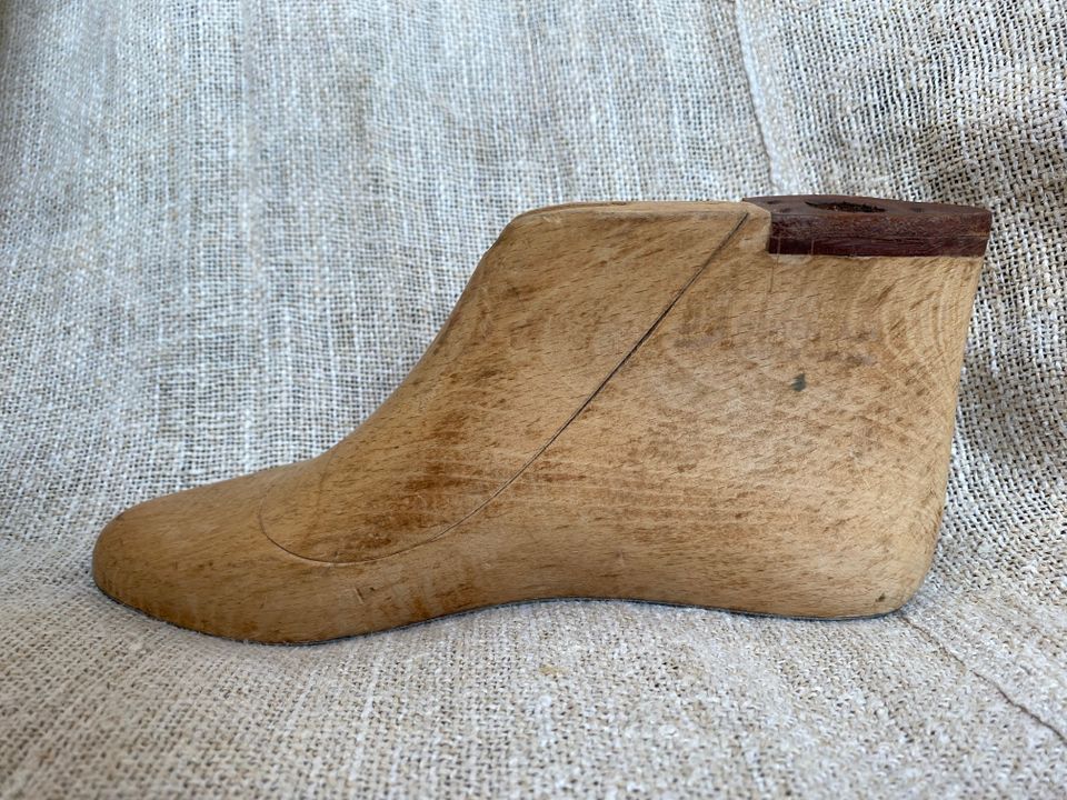Suutarin puinen kenkälesti