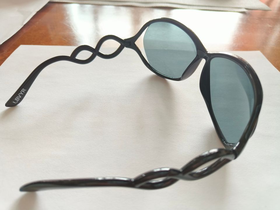 LBVYR aurinkolasit + silmälasikotelo