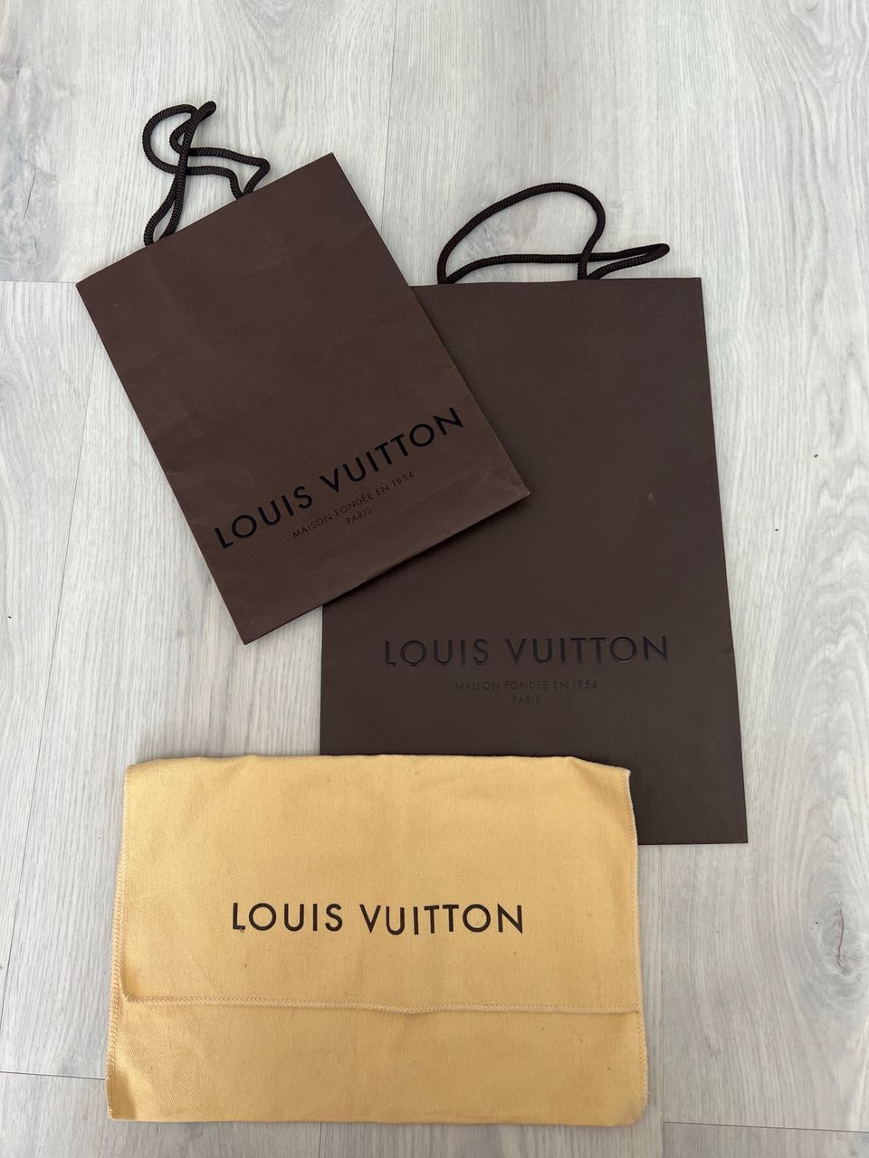 Louis Vuitton paperikassit ja dust bag