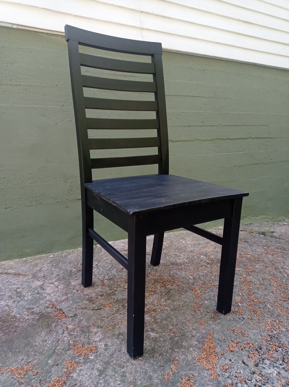 Musta puinen tuoli