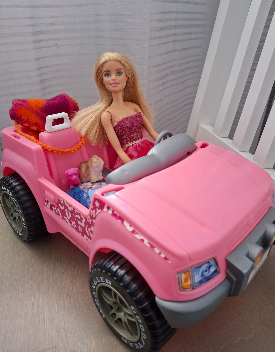 Barbie auto ja Barbie