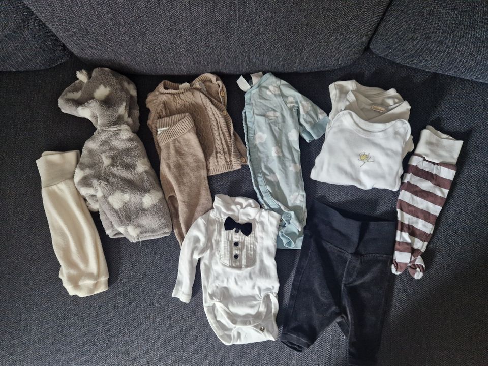 Vauvan vaatteita, bodyja, yöasu, housut, villa-/fleecevaat,, juhla-asu