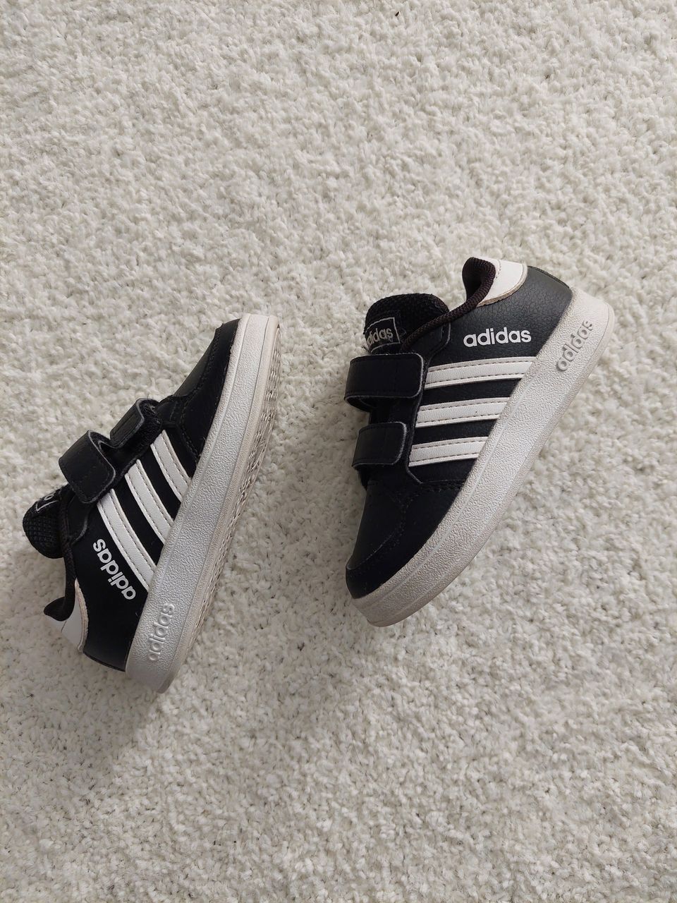 Adidas kengät 23