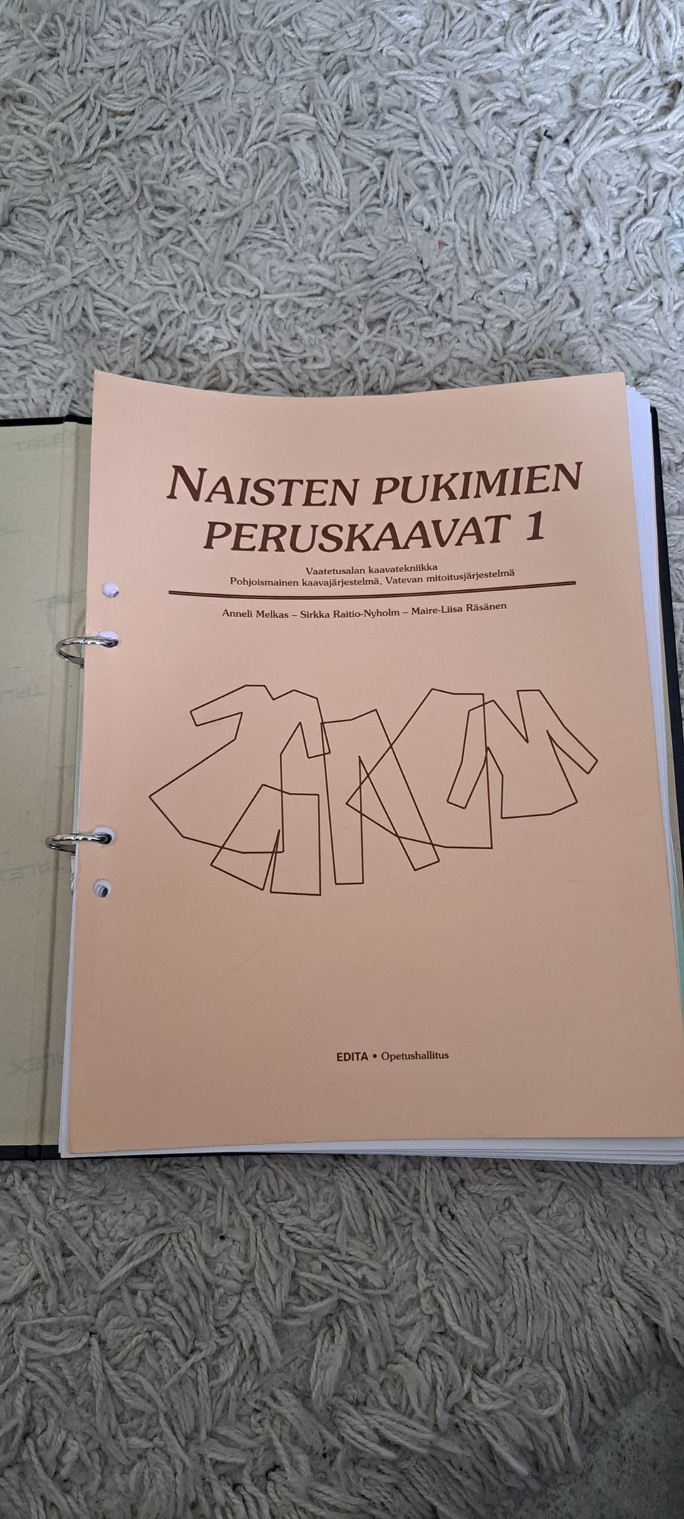 Naisten pukimien peruskaavat 1 ja 2