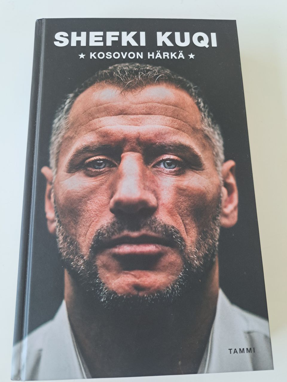 Shefki Kuqi Kosovon härkä -kirja