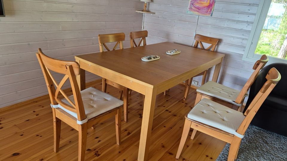 Ikean jatkettava ruokapöytä + 8 tuolia