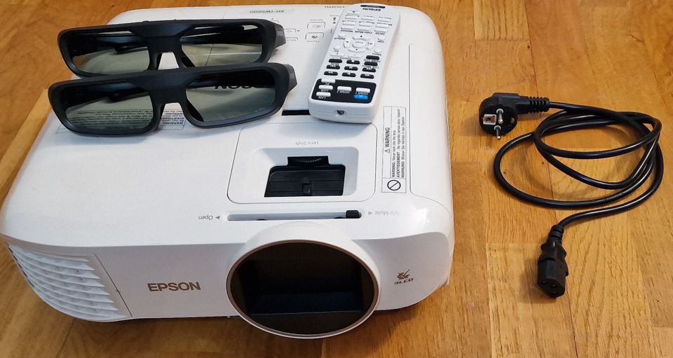 Epson TW-5600 FULL HD projektori kaksilla 3-d laseilla