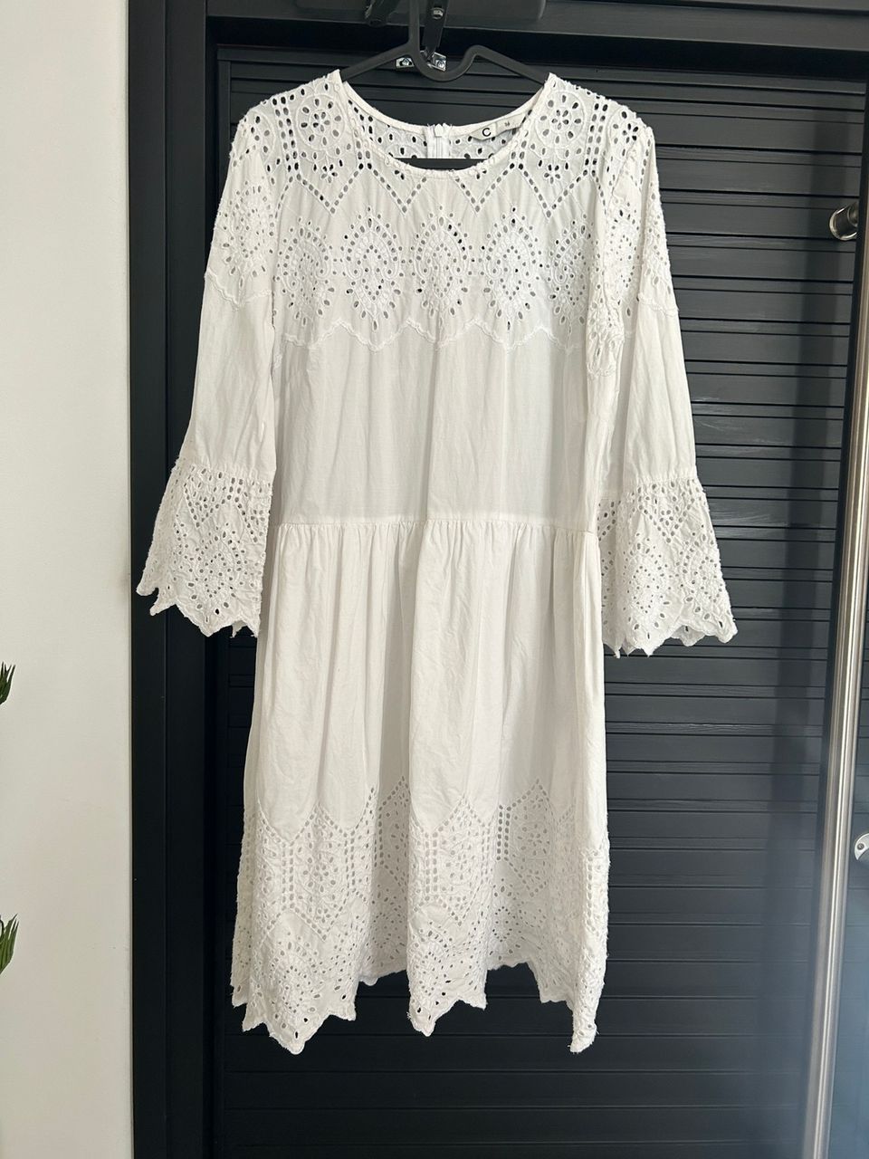 Valkoinen mekko 36