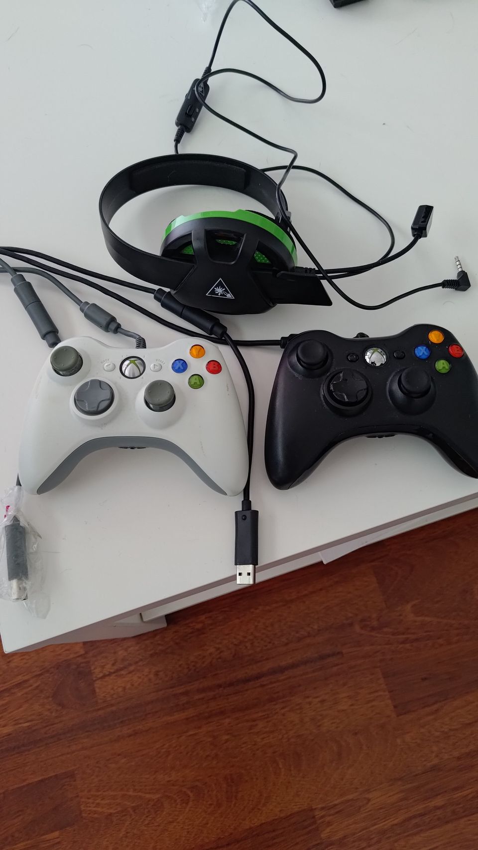 Xbox 360 langalliset ohjaimet.