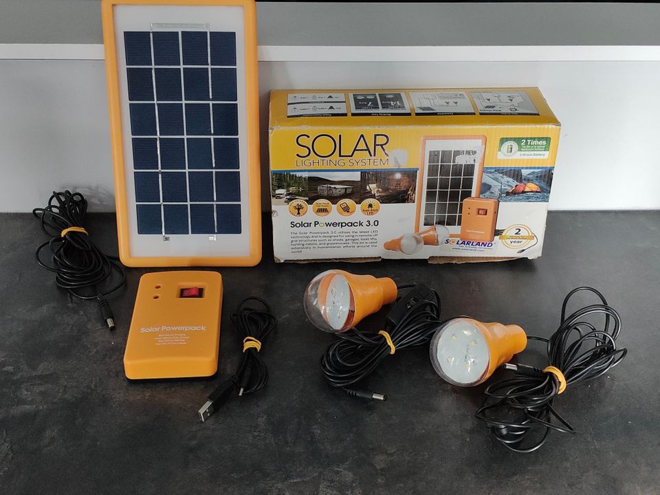 Solar Powerpack 3.0 aurinkokenno + laturi + 2 LED-valoa