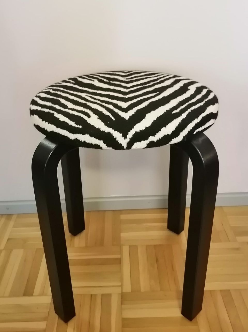 Artek Zebra E60 jakkara