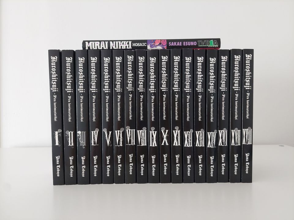 Kuroshitsuji mangaa sekä Mirai Nikki Mosaic