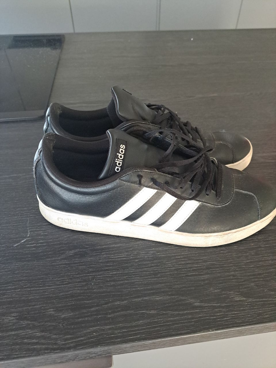 Adidas tennarit