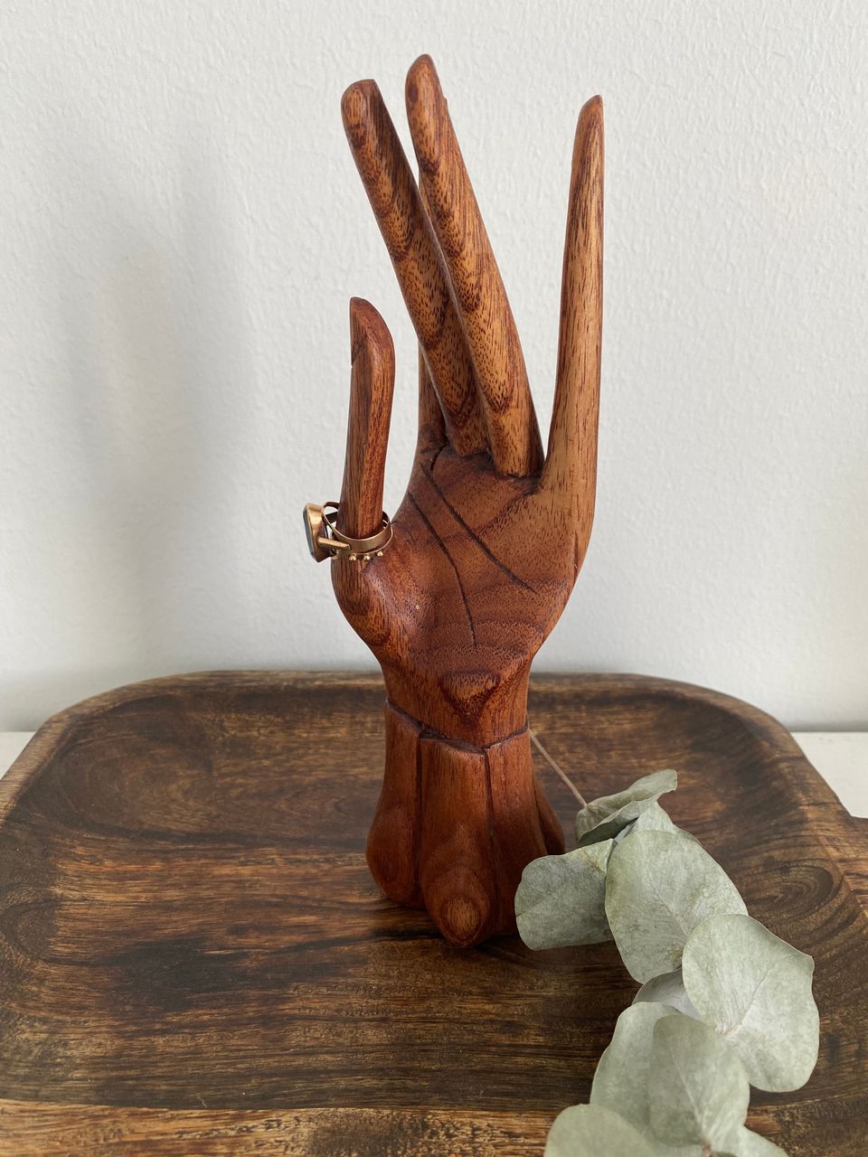 Puinen kädenmuotoinen koruteline/patsas