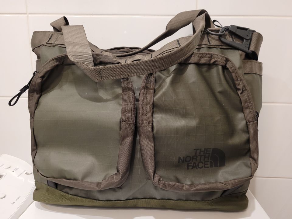 The North Face BASE CAMP VOYAGER TOTE (forest green)