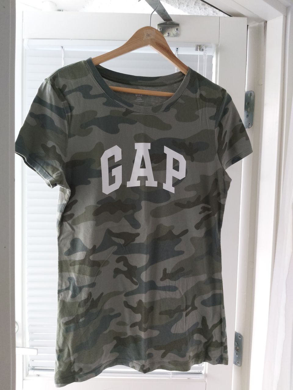 Army -kuviollinen pitkä T-paita, koko S. GAP.